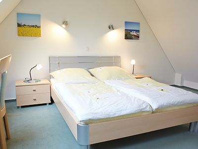 Schlafzimmer mit Doppel und Einzelbett