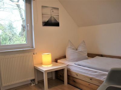 Schlafzimmer mit ausziehbarem Einzelbett
