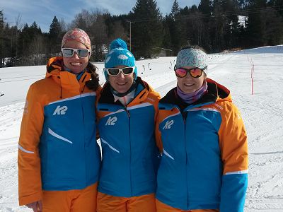drei Skilehrerinnen